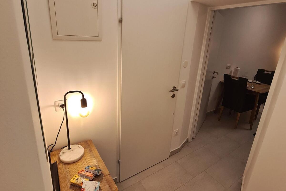 Bright And Quiet Near Schoenbrunn Apartment